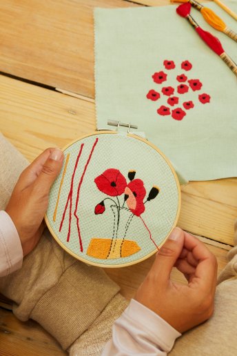 The Restful Poppies Embroidery Duo Kit 