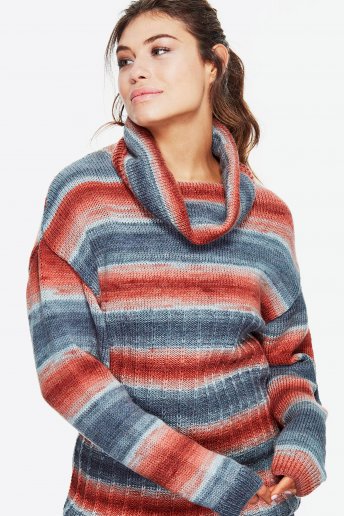 Modello Brio pull collo alto donna