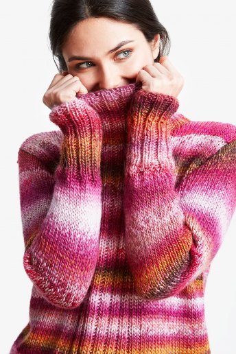 Modello Shine pull a collo alto