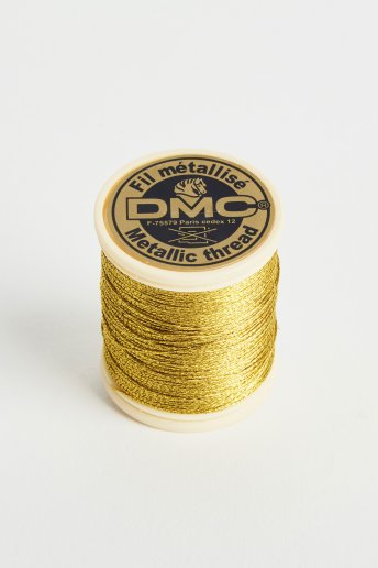 Bobina de hilo metalizado para bordar en color oro oscuro 284a