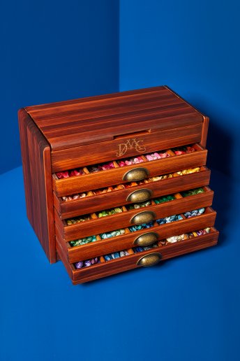 Meuble vintage en bois contenant les 500 coloris en Mouliné